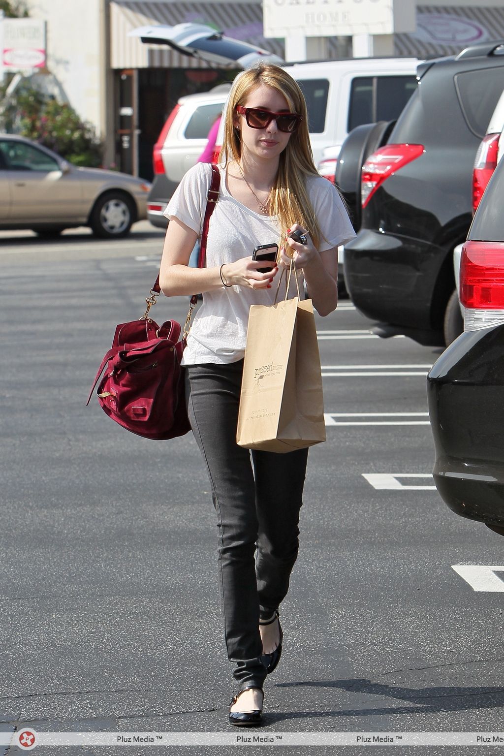 Emma Roberts shops at the Brentwood Country Mart | Picture 107293